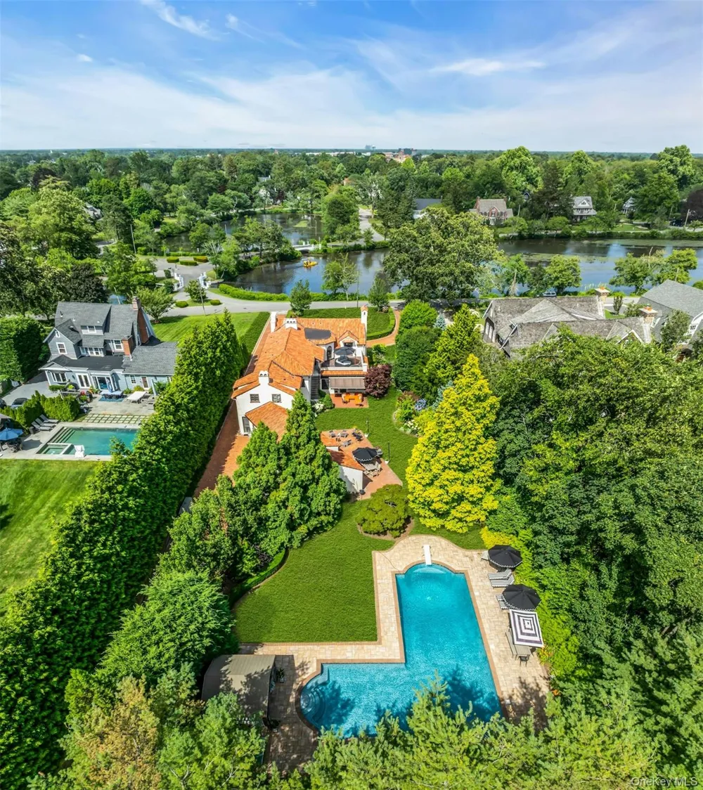 259 Lakeview Avenue W Brightwaters, NY 11718