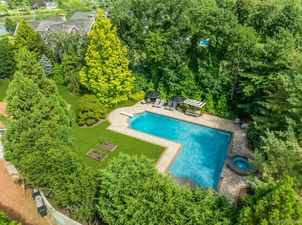 259 Lakeview Avenue W Brightwaters, NY 11718