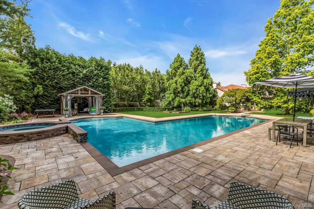 259 Lakeview Avenue W Brightwaters, NY 11718