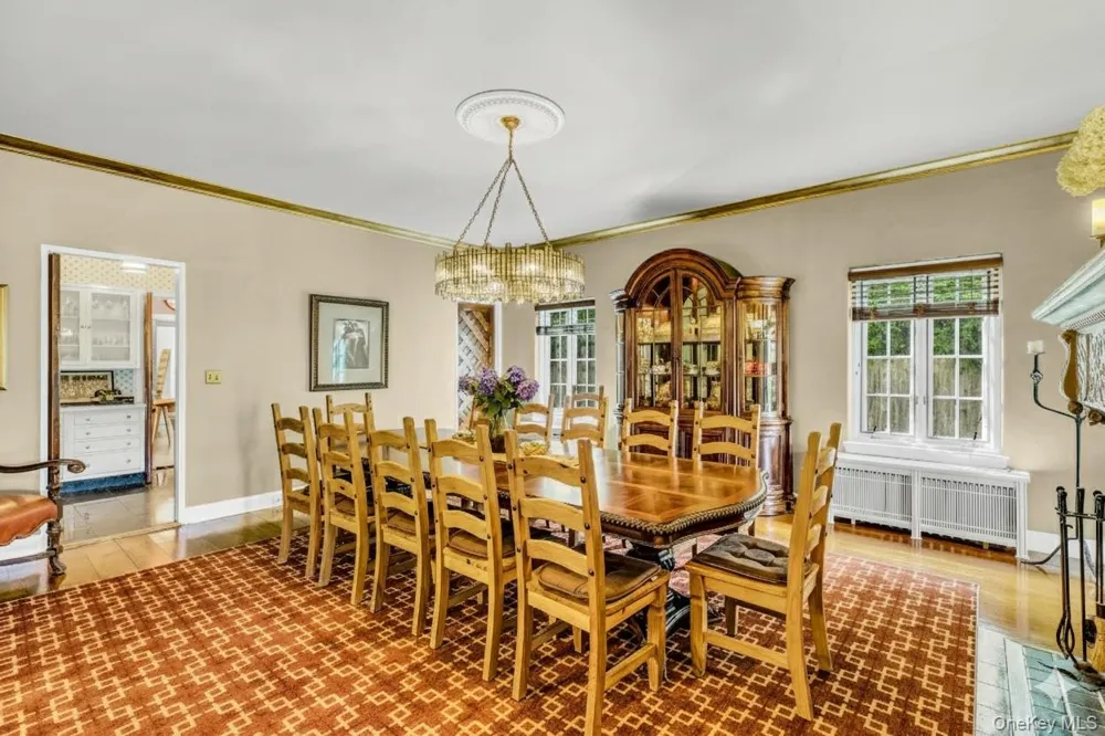 259 Lakeview Avenue W Brightwaters, NY 11718