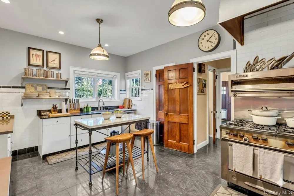 259 Lakeview Avenue W Brightwaters, NY 11718