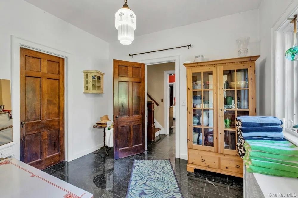 259 Lakeview Avenue W Brightwaters, NY 11718