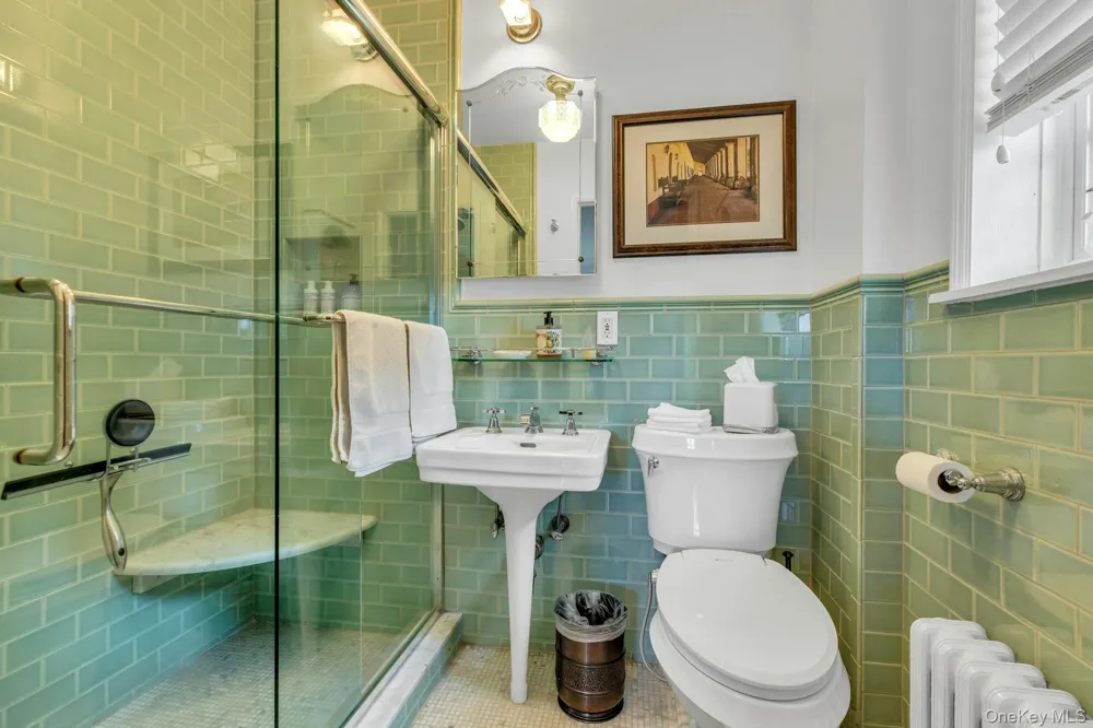 259 Lakeview Avenue W Brightwaters, NY 11718