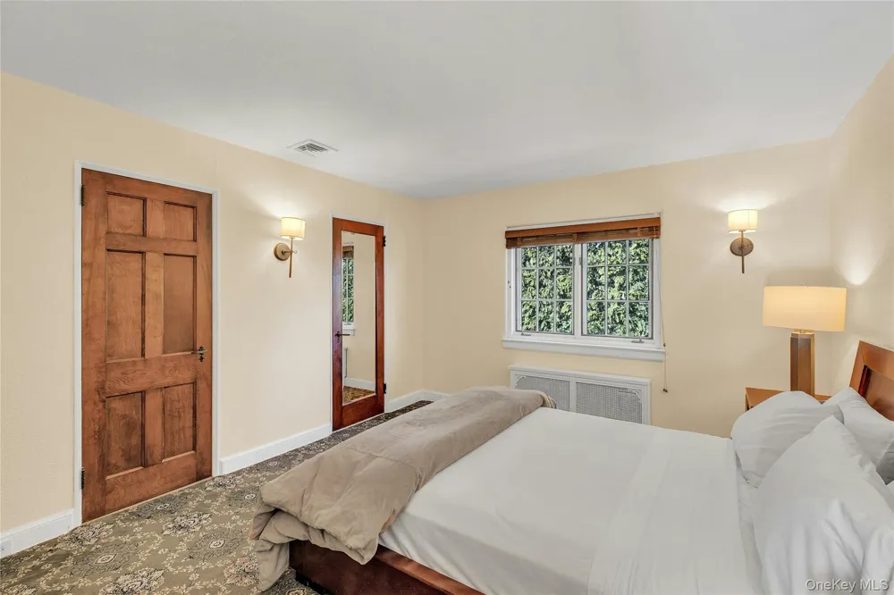 259 Lakeview Avenue W Brightwaters, NY 11718