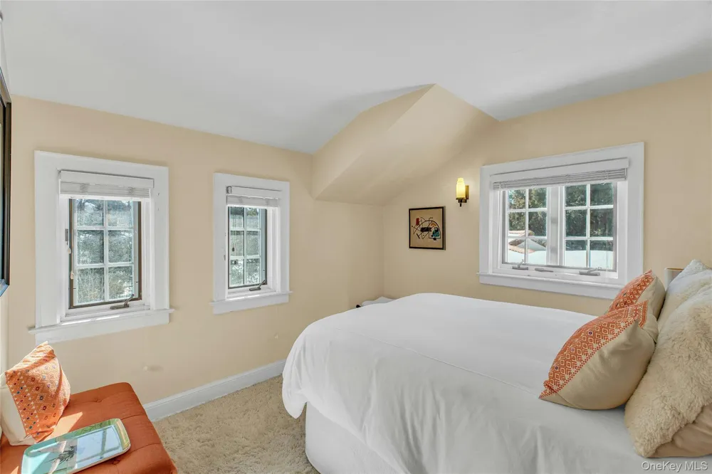 259 Lakeview Avenue W Brightwaters, NY 11718