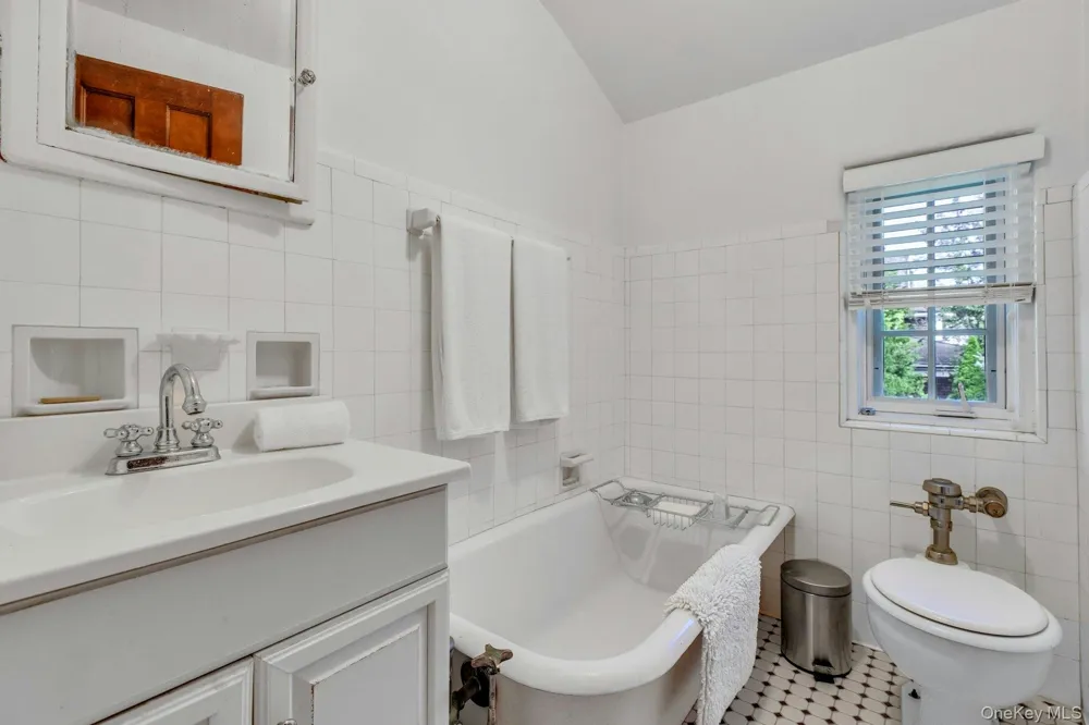 259 Lakeview Avenue W Brightwaters, NY 11718