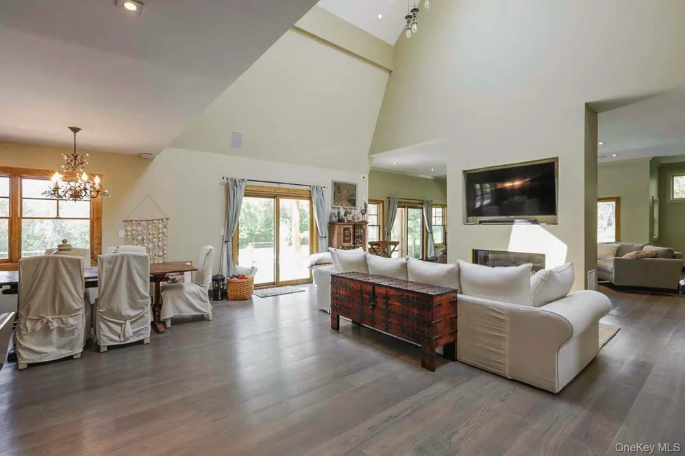 1366 Scuttle Hole Road Water Mill, NY 11976
