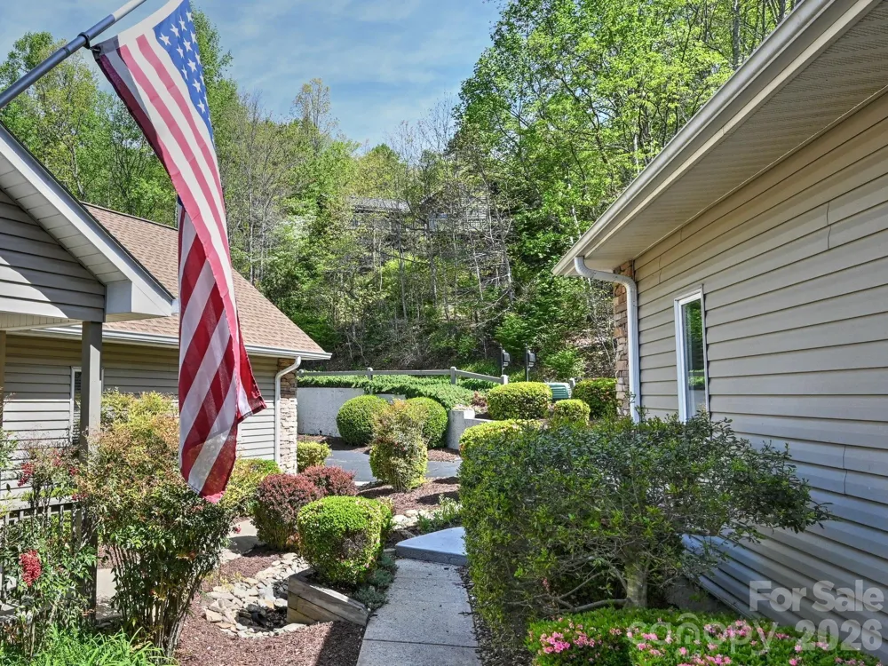2208 E Cumming Woods Lane Hendersonville, NC 28739