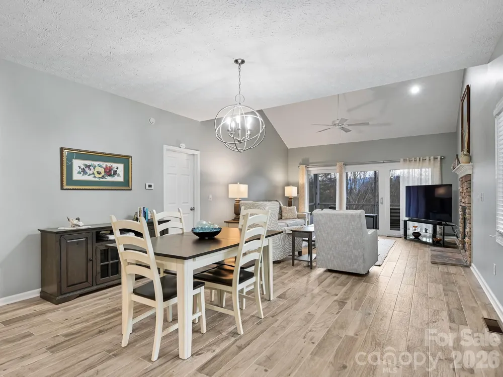2208 E Cumming Woods Lane Hendersonville, NC 28739