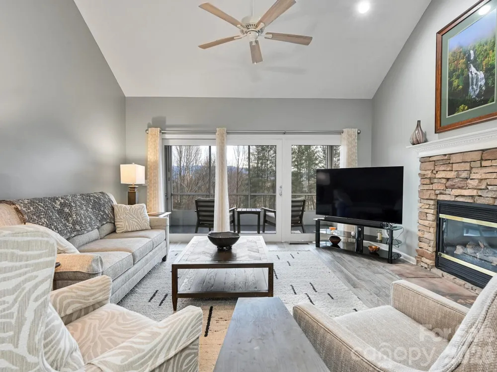 2208 E Cumming Woods Lane Hendersonville, NC 28739