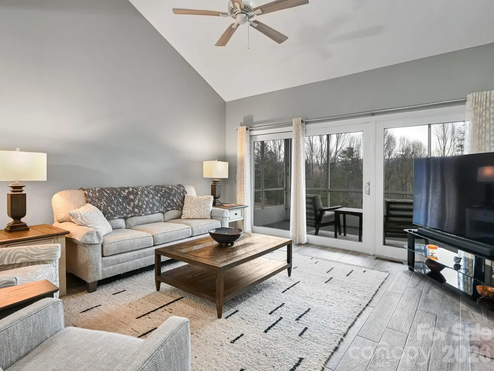 2208 E Cumming Woods Lane Hendersonville, NC 28739