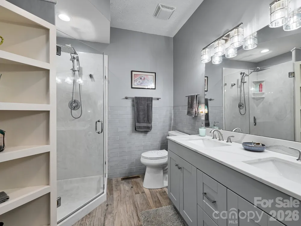 2208 E Cumming Woods Lane Hendersonville, NC 28739