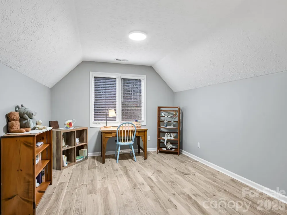 2208 E Cumming Woods Lane Hendersonville, NC 28739