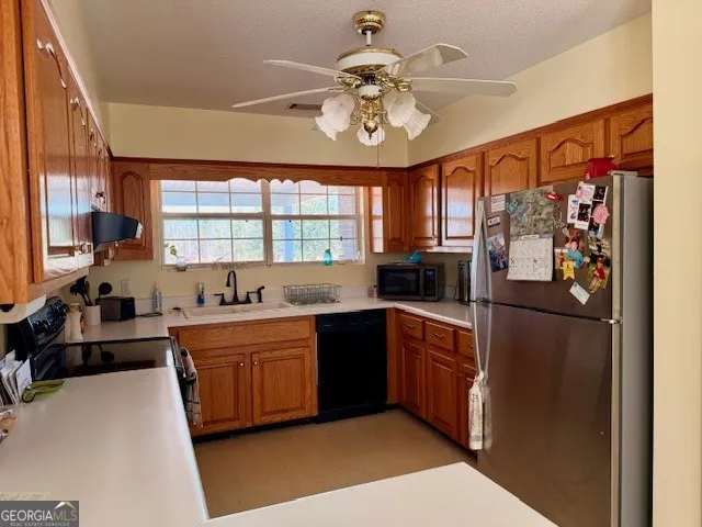 1431 Community RD Glennville, GA 30427