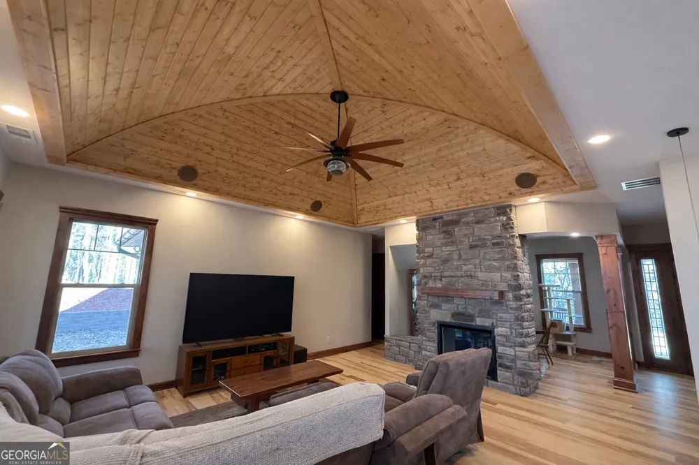 3331 Gumlog RD Young Harris, GA 30582