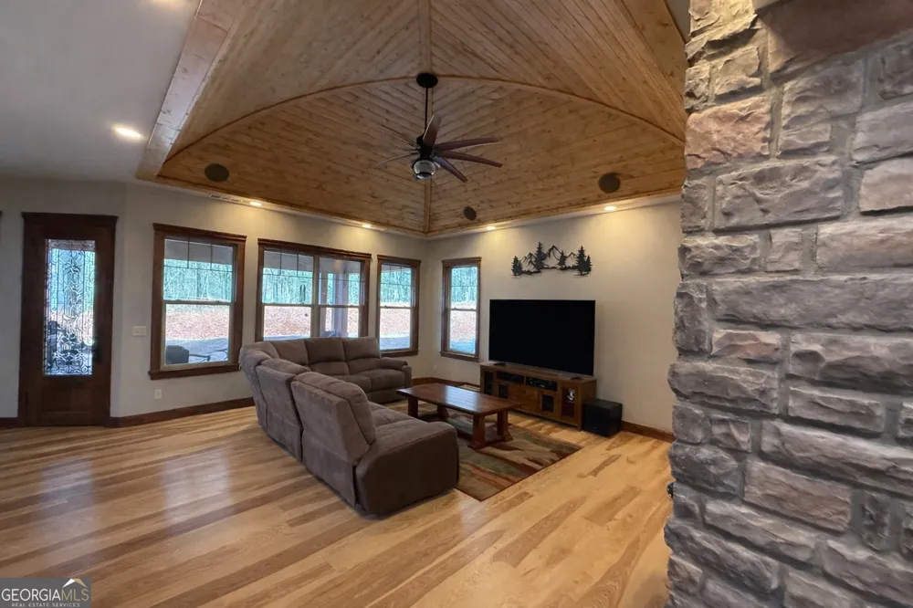 3331 Gumlog RD Young Harris, GA 30582