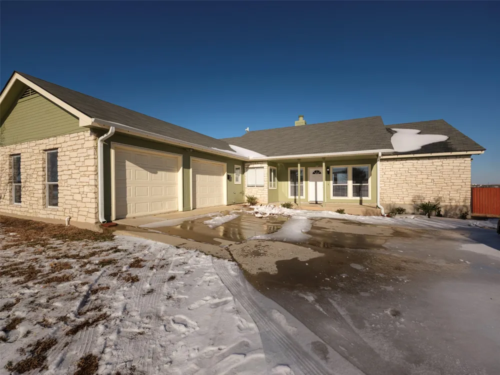 80 Family Circle Hutto, TX 78634