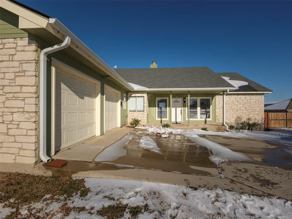80 Family Circle Hutto, TX 78634