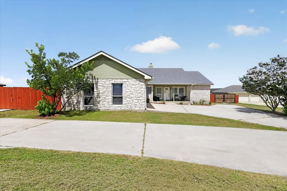 80 Family Circle Hutto, TX 78634