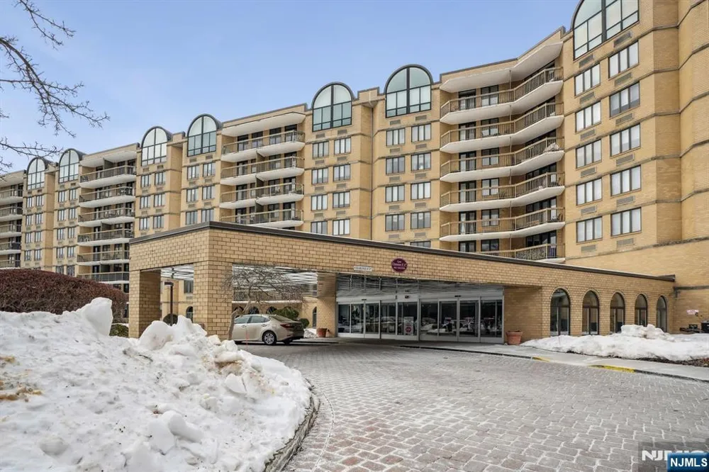 10 Smith Manor Boulevard