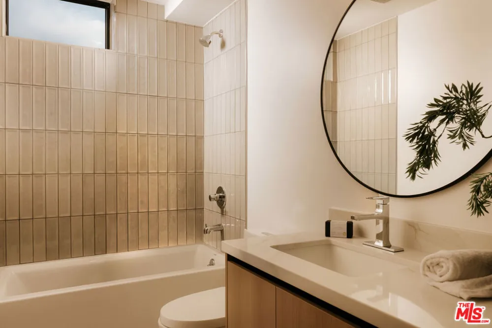 2919 Waverly #308 Los Angeles, CA 90039