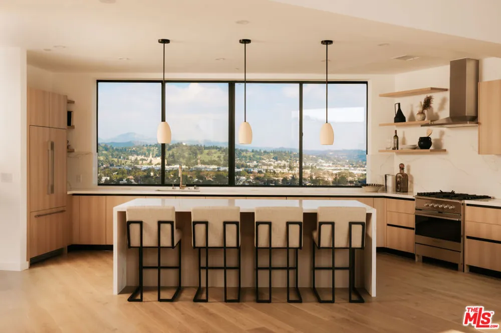 2919 Waverly #308 Los Angeles, CA 90039