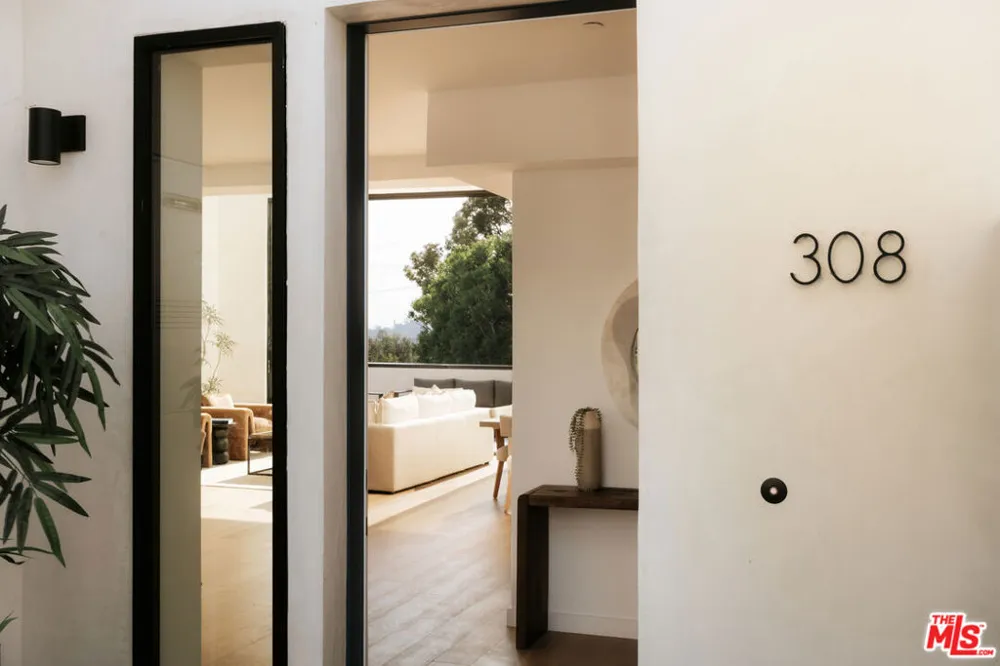 2919 Waverly #308 Los Angeles, CA 90039