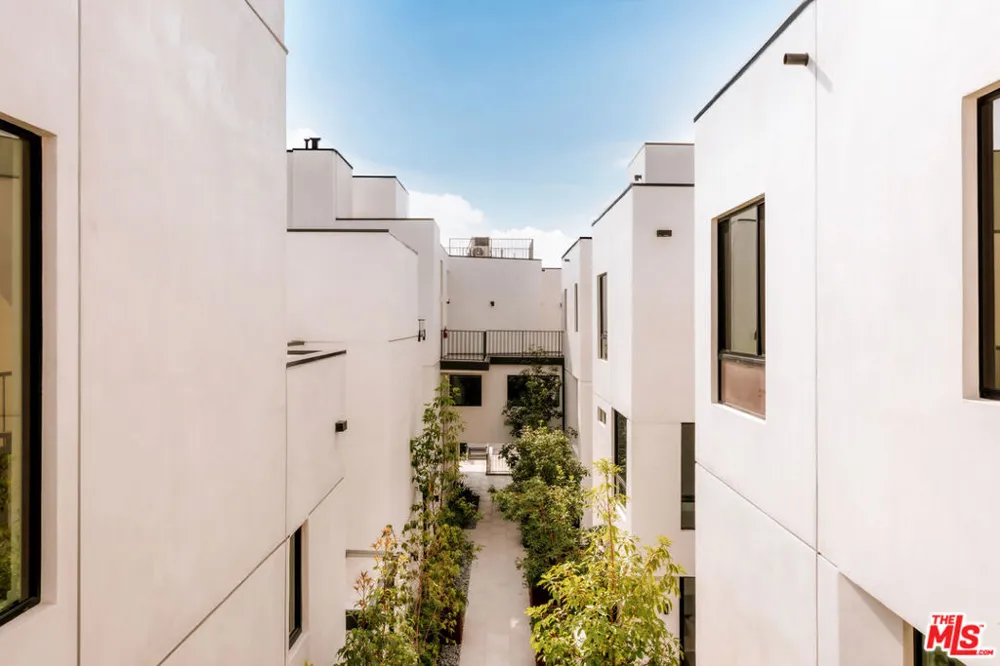 2919 Waverly #308 Los Angeles, CA 90039