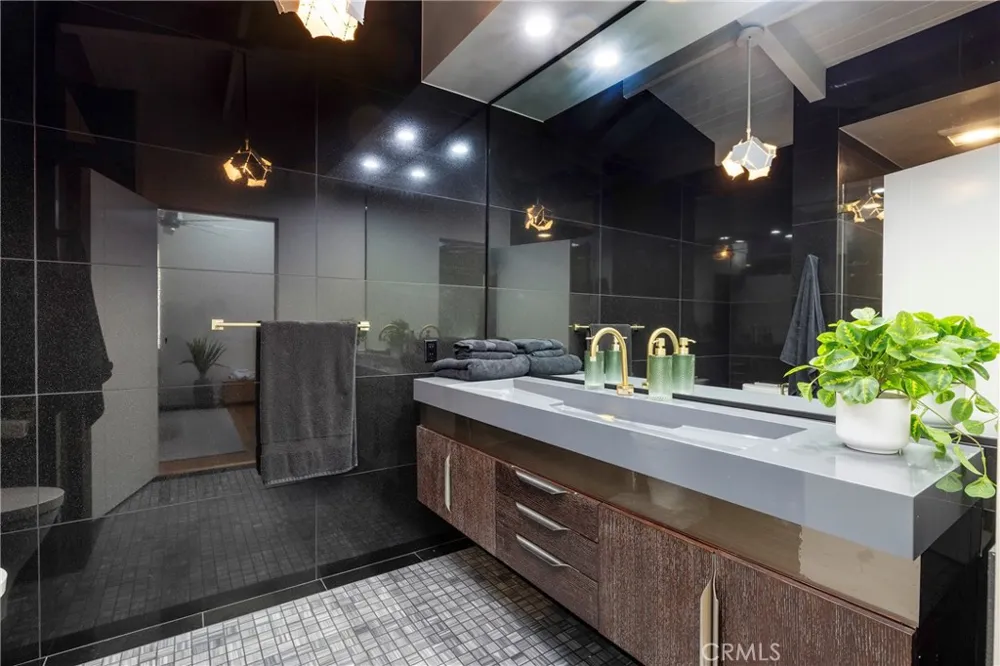 10 66th Place Long Beach, CA 90803