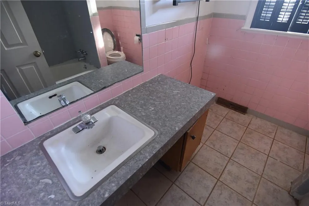 3808 Cash Drive Winston-Salem, NC 27107