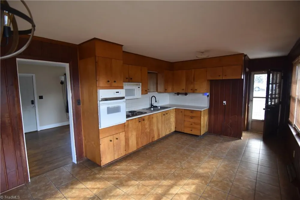 3808 Cash Drive Winston-Salem, NC 27107