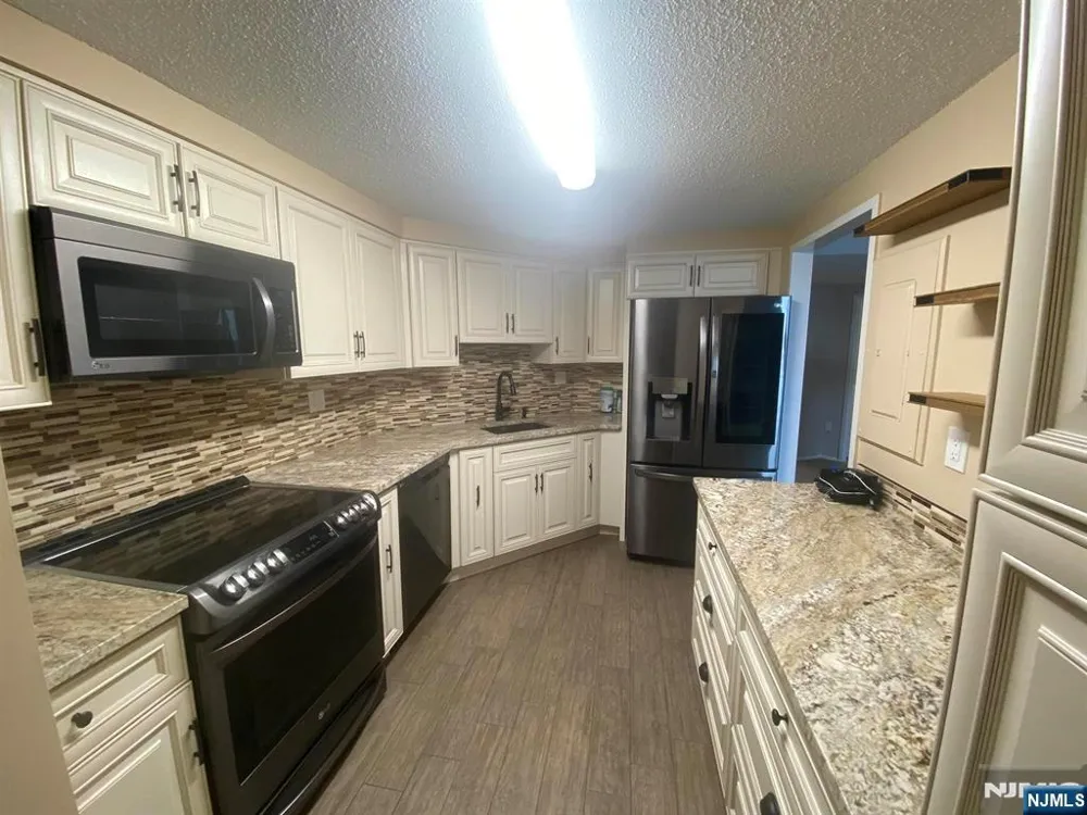 1836 Harmon Cove Tower