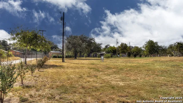 201 7th Leakey, TX 78873
