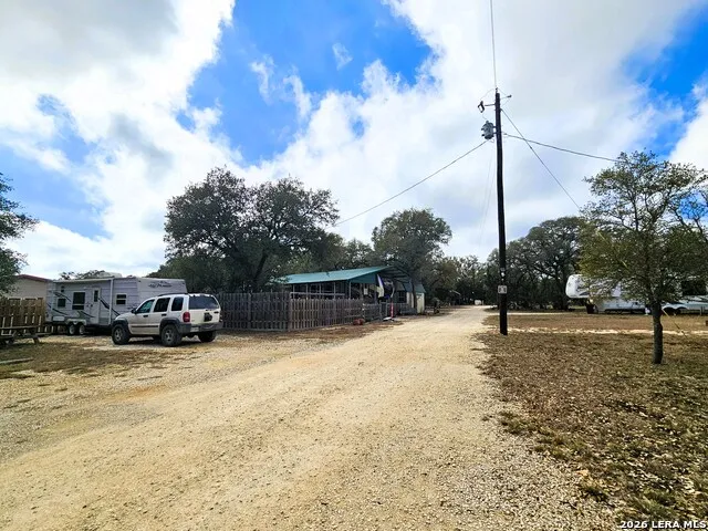 605 Lakeshore Ln Bandera, TX 78003