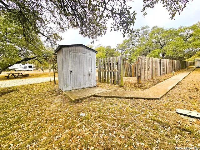 605 Lakeshore Ln Bandera, TX 78003