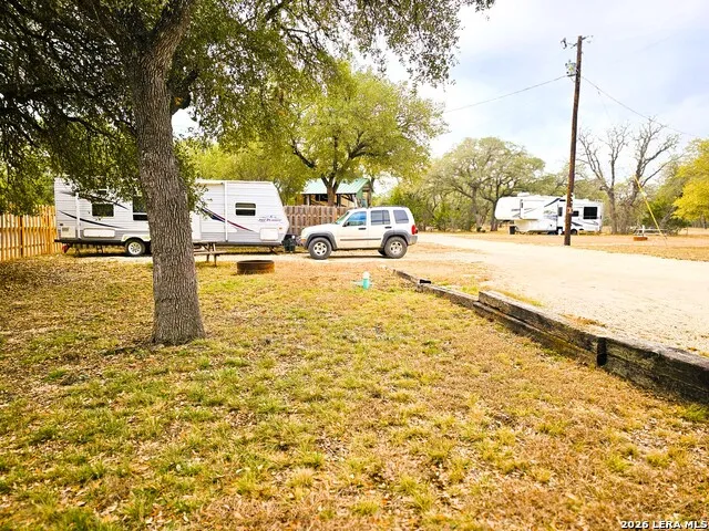 605 Lakeshore Ln Bandera, TX 78003