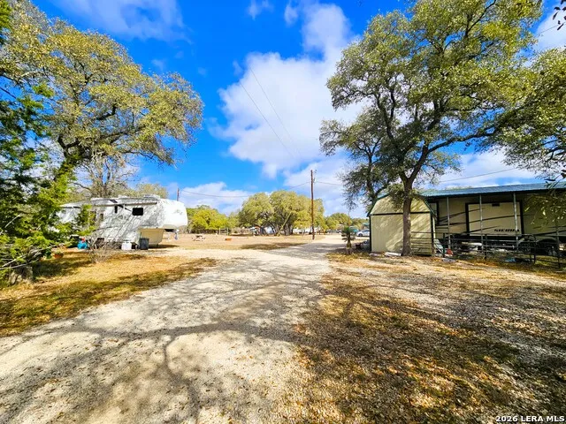 605 Lakeshore Ln Bandera, TX 78003