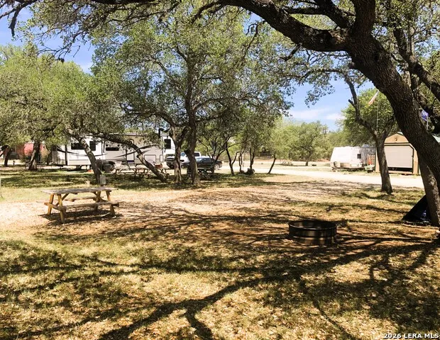 605 Lakeshore Ln Bandera, TX 78003