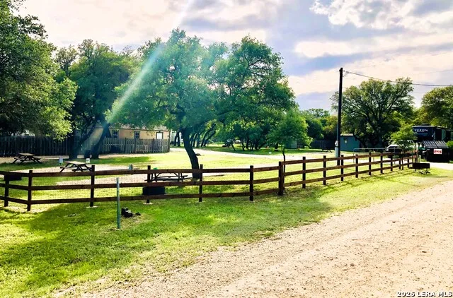 605 Lakeshore Ln Bandera, TX 78003