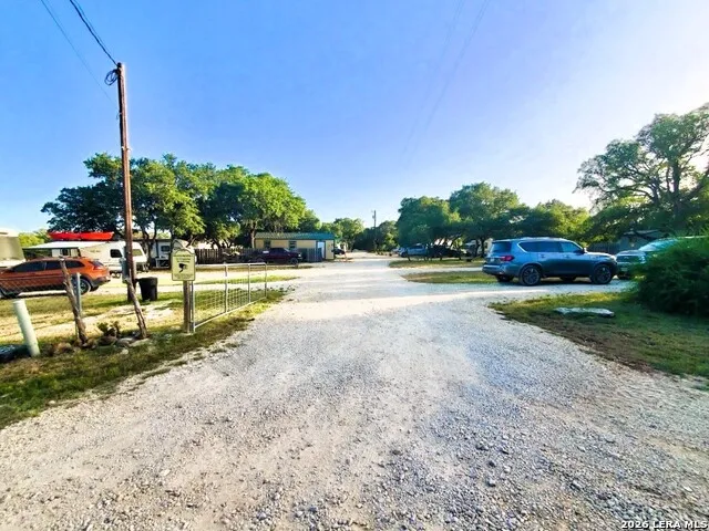 605 Lakeshore Ln Bandera, TX 78003