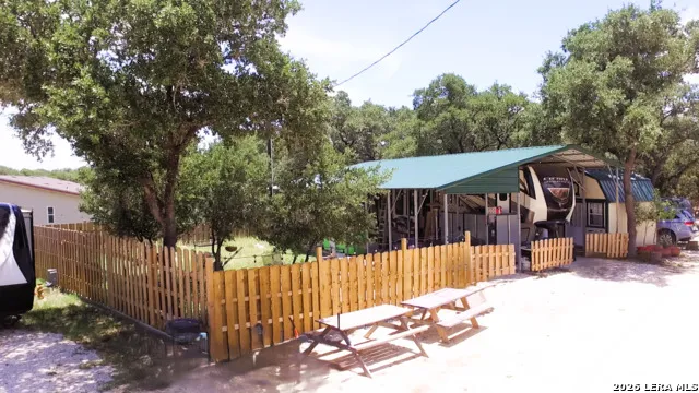 605 Lakeshore Ln Bandera, TX 78003