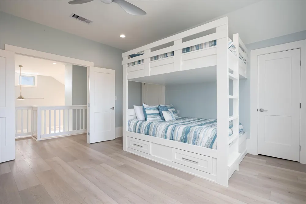 2425 Audubon Avenue Gilchrist, TX 77617