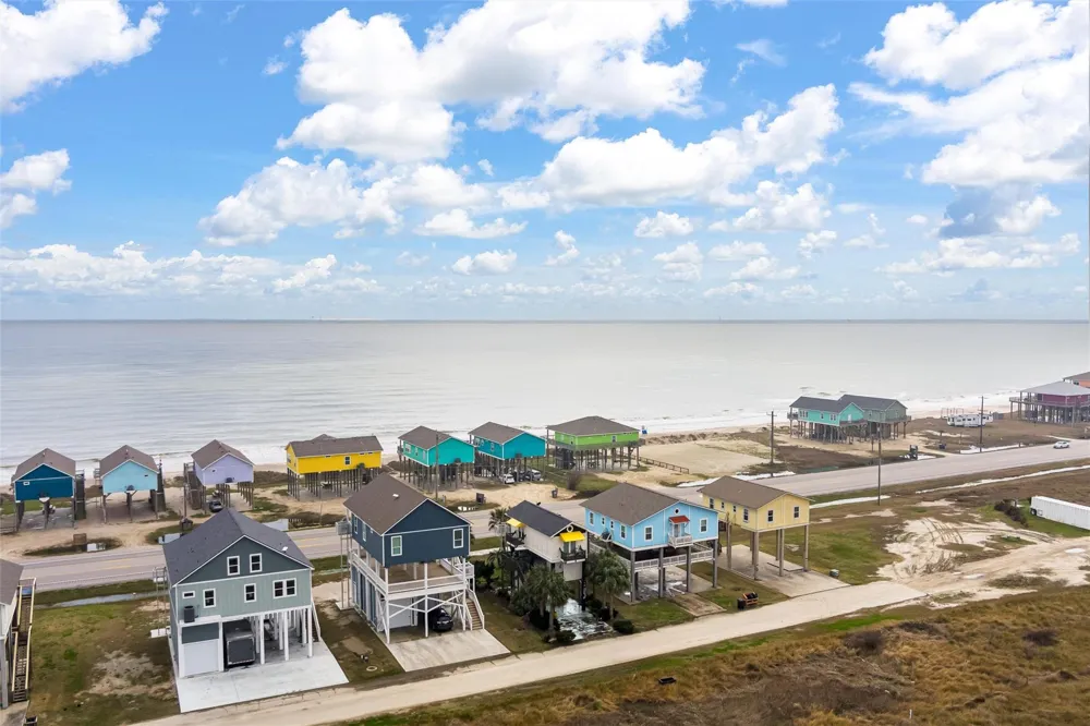 2425 Audubon Avenue Gilchrist, TX 77617