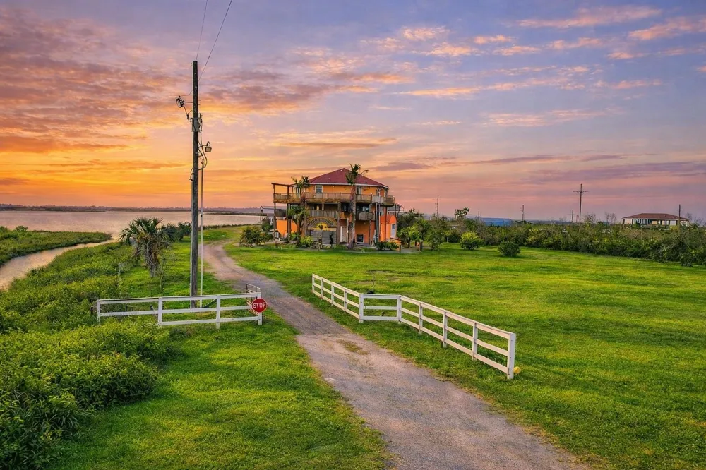 1124 Faggards Road Gilchrist, TX 77617