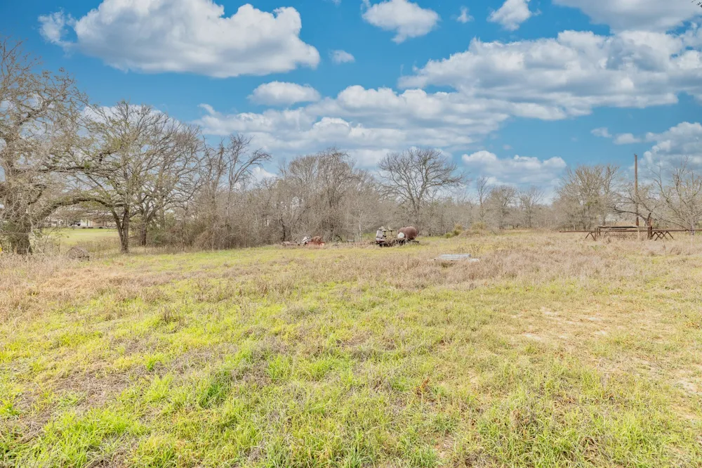 21 N CR 235 Gonzales, TX 78629
