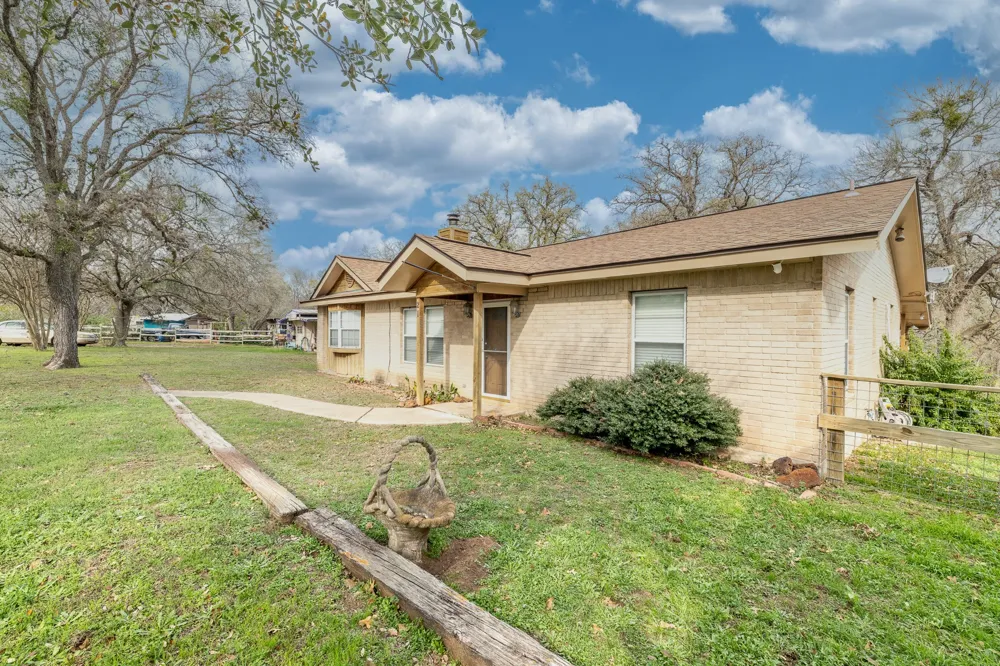 21 N CR 235 Gonzales, TX 78629