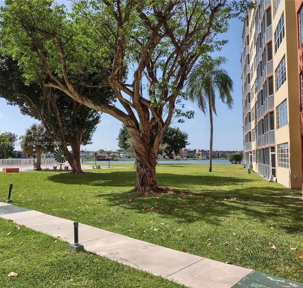 1690 NE 191st St #315-1 Miami, FL 33179