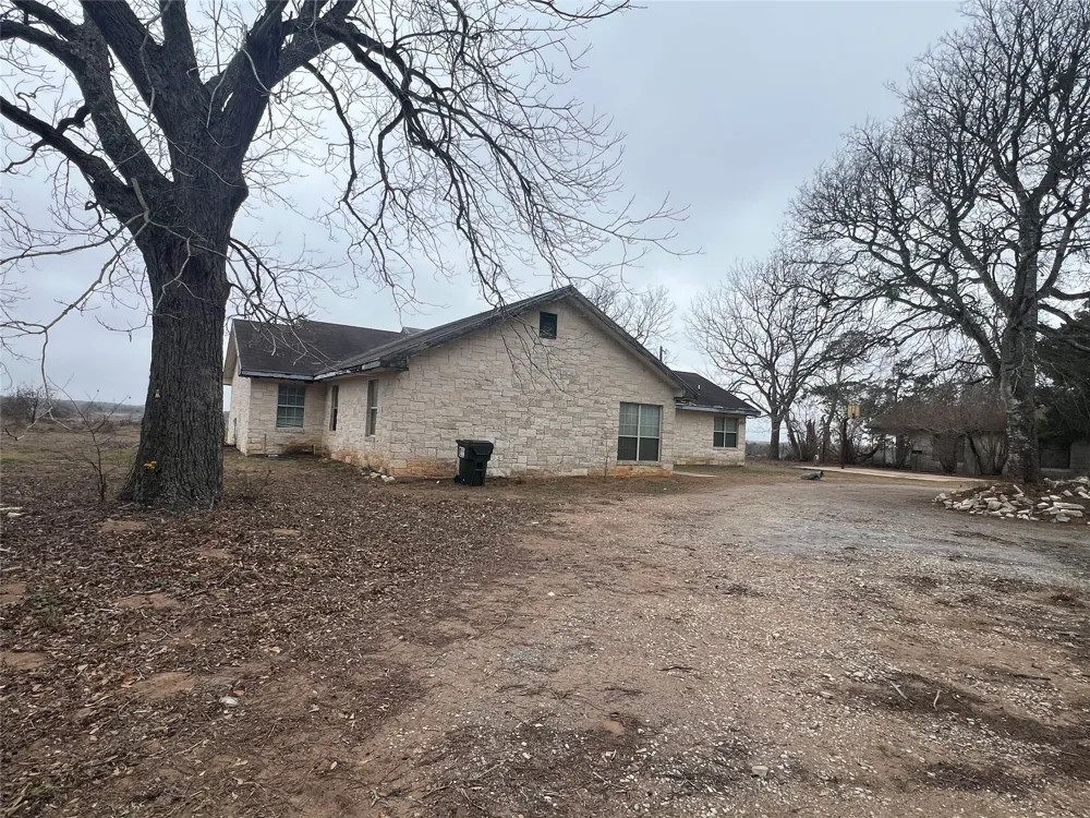1448 Private Road 6013 Giddings, TX 78942