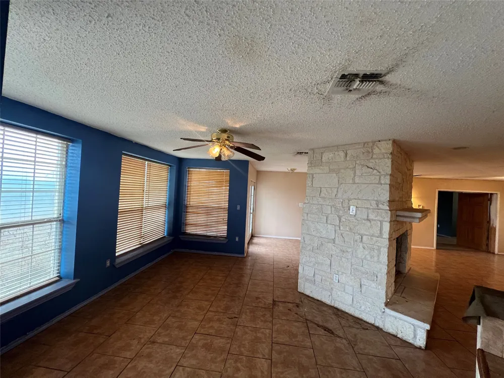 1448 Private Road 6013 Giddings, TX 78942
