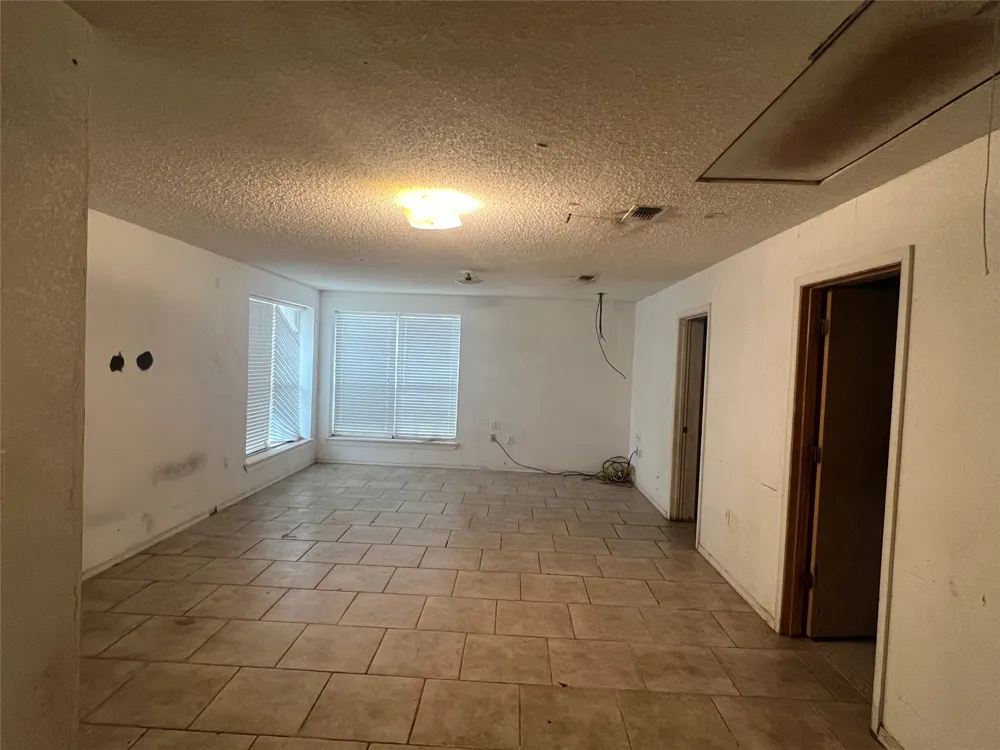 1448 Private Road 6013 Giddings, TX 78942